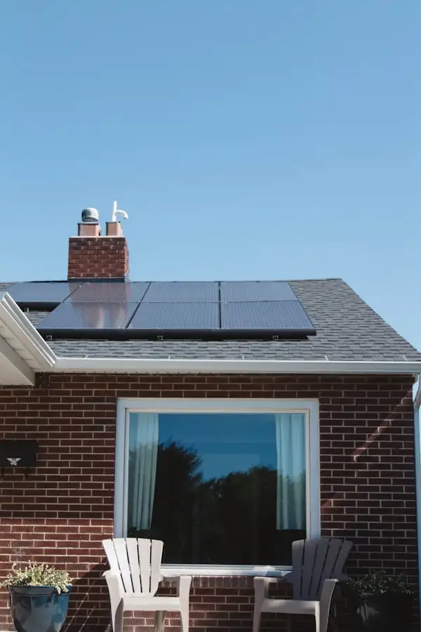 Technicien effectuant l'entretien et la maintenance de panneaux solaires sur une toiture