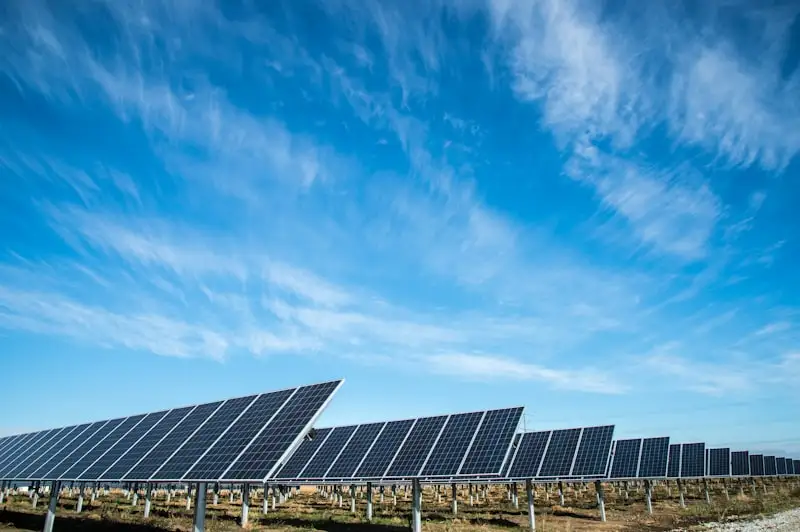 Panneaux solaires photovoltaïques sur toiture tuiles en Occitanie — placement rentable face au Livret A en 2026
