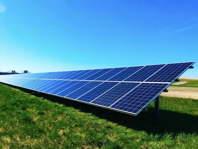 Villa en pierre profitant du soleil et géré à distance depuis un mobile par une application conciergerie