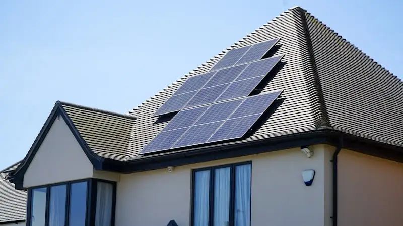 Panneau solaire photovoltaique inspecte pour détecter des micro-fissures invisibles a l'oeil nu