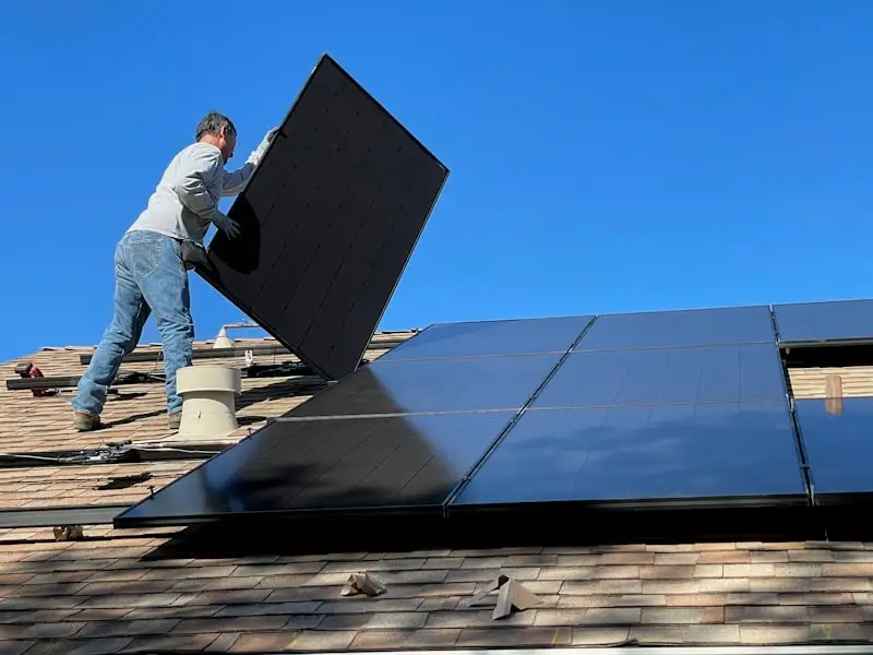 Avant et après le nettoyage de panneaux solaires : différence visible de propreté et de rendement