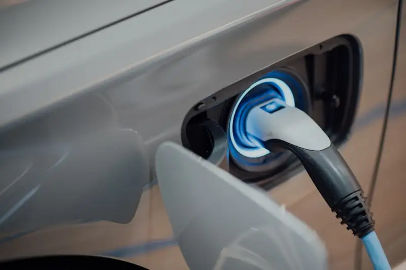 Véhicules garés sous des ombrières de rechargement photovoltaïque