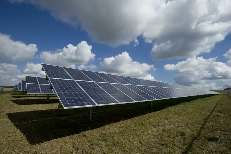 Panneaux solaires propres sur une toiture à Blagnac, nettoyage professionnel