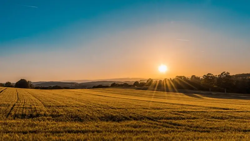 Grandes plaines agricoles du Lauragais autour de Castelnaudary, territoire idéal pour l'installation de panneaux solaires