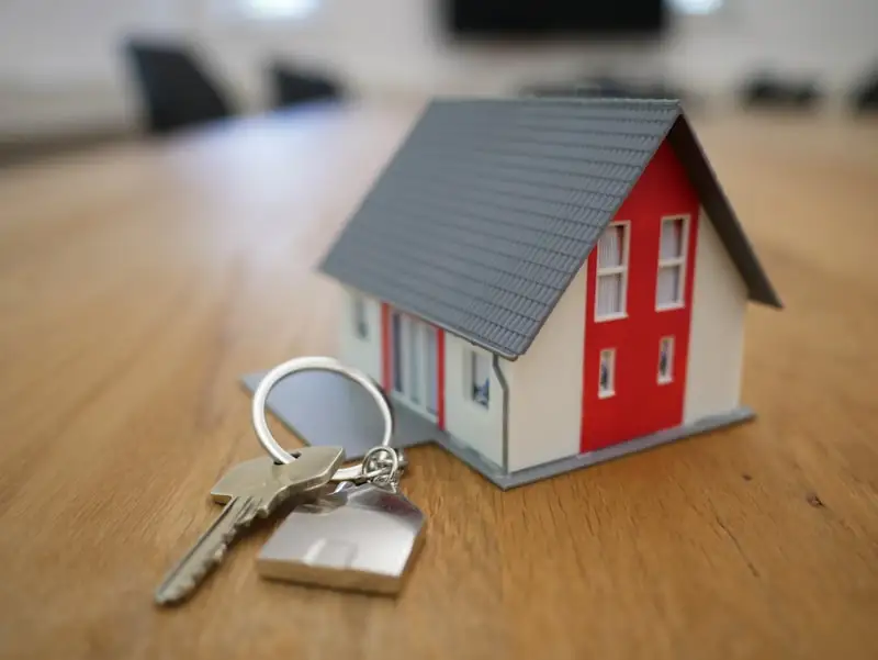 Transaction immobilière devant une maison avec sa toiture solaire